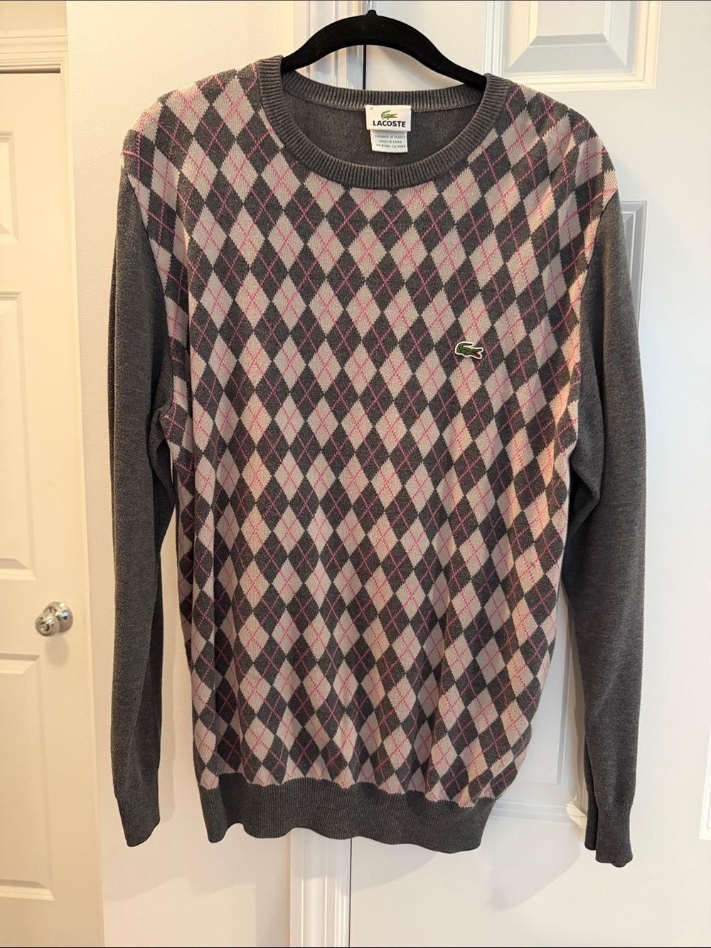 Lacoste Men’s Gray & Pink Argyle Crewneck Sweater with Green Croc Size 4 Medium
